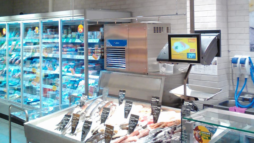 Humidification of fish table in Billa supermarket