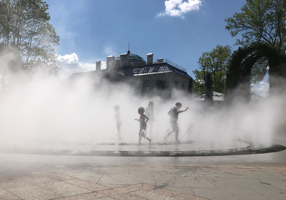 Fog in a dry fountain